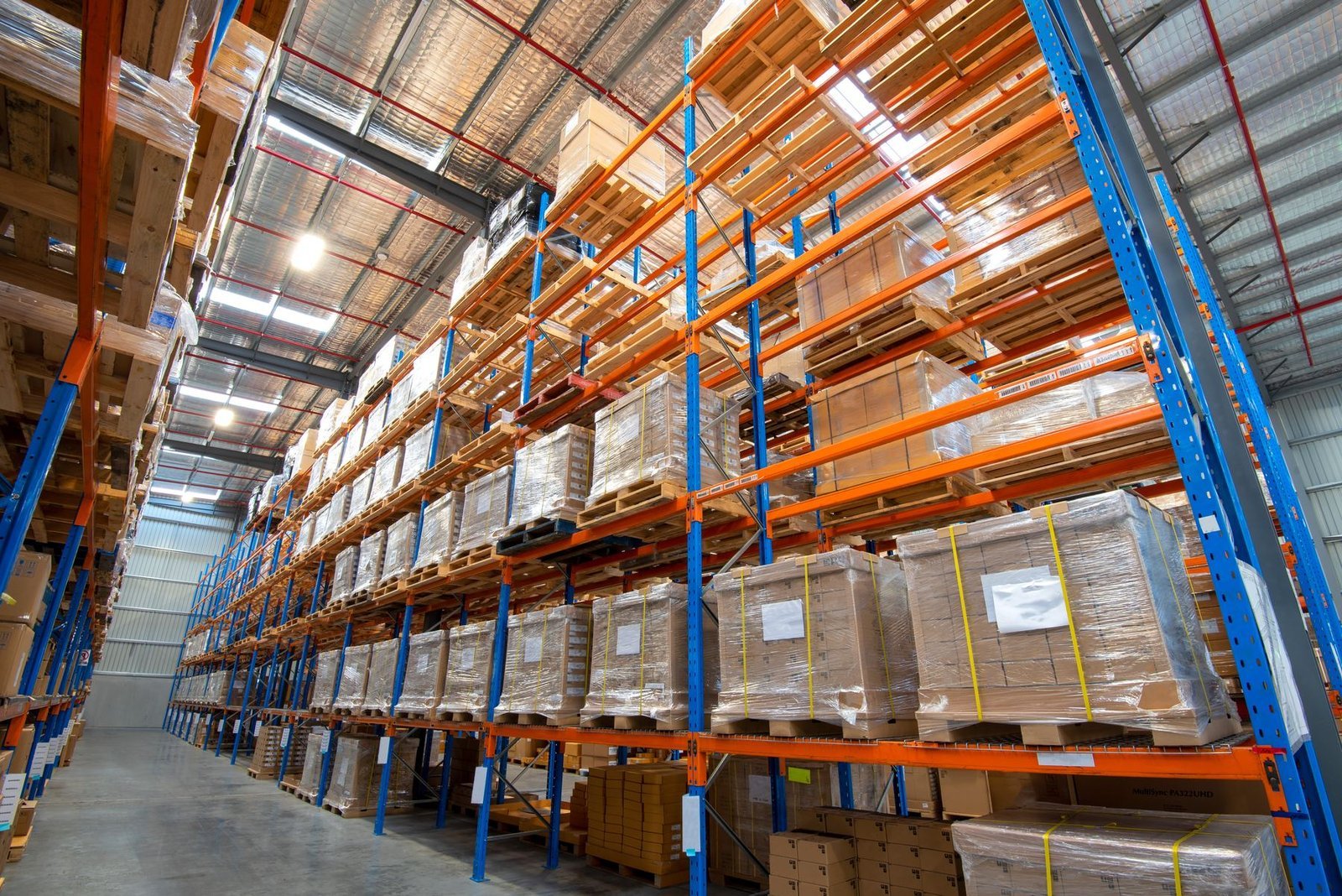 Flue space between two rows of palletized goods