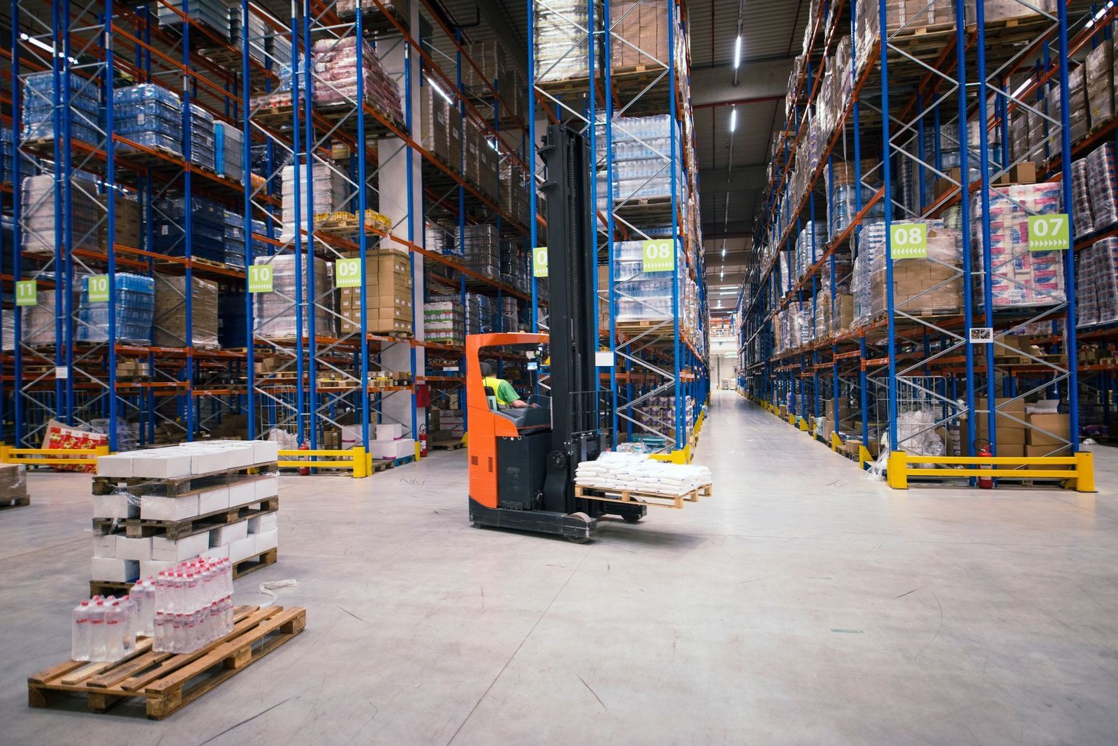 High-bay warehouse pallet racking